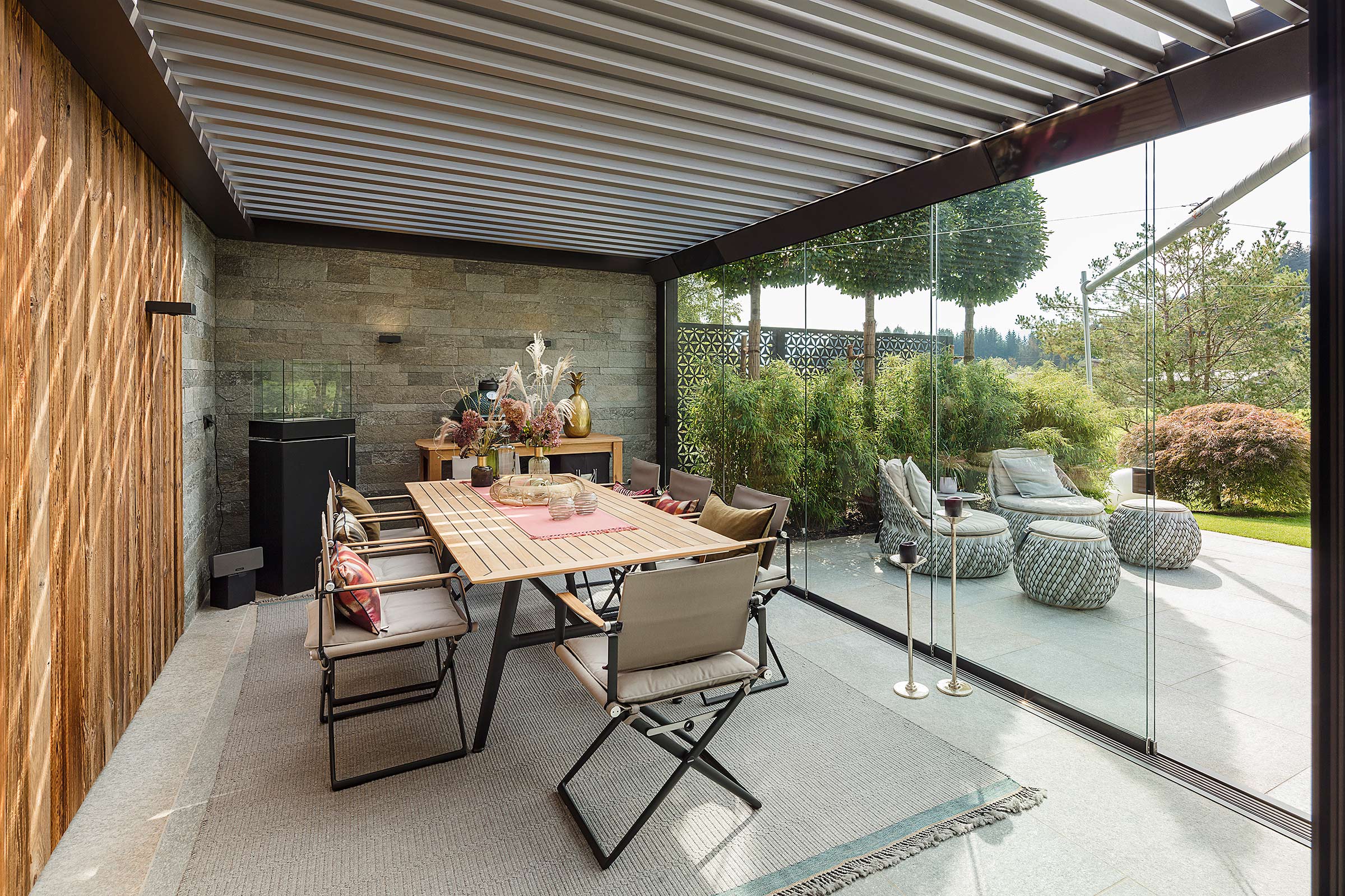Fotografie einer Luxusvilla mit Outdoor Lounge
